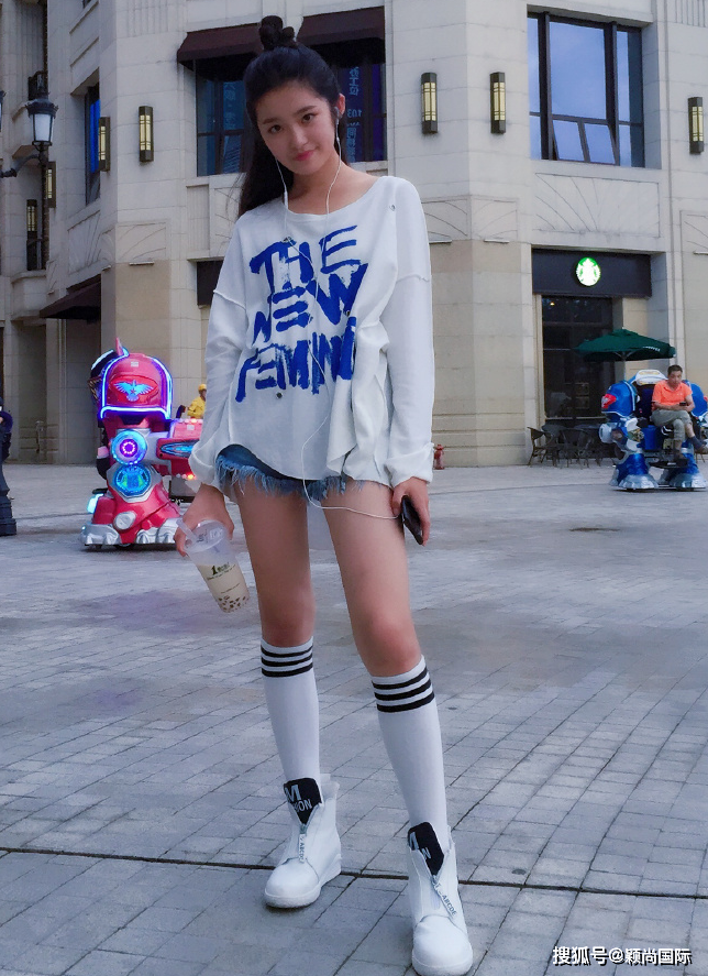 林青霞"女儿"终于长大,17岁穿上"奥利奥袜"的腿,长得要命_柴蔚