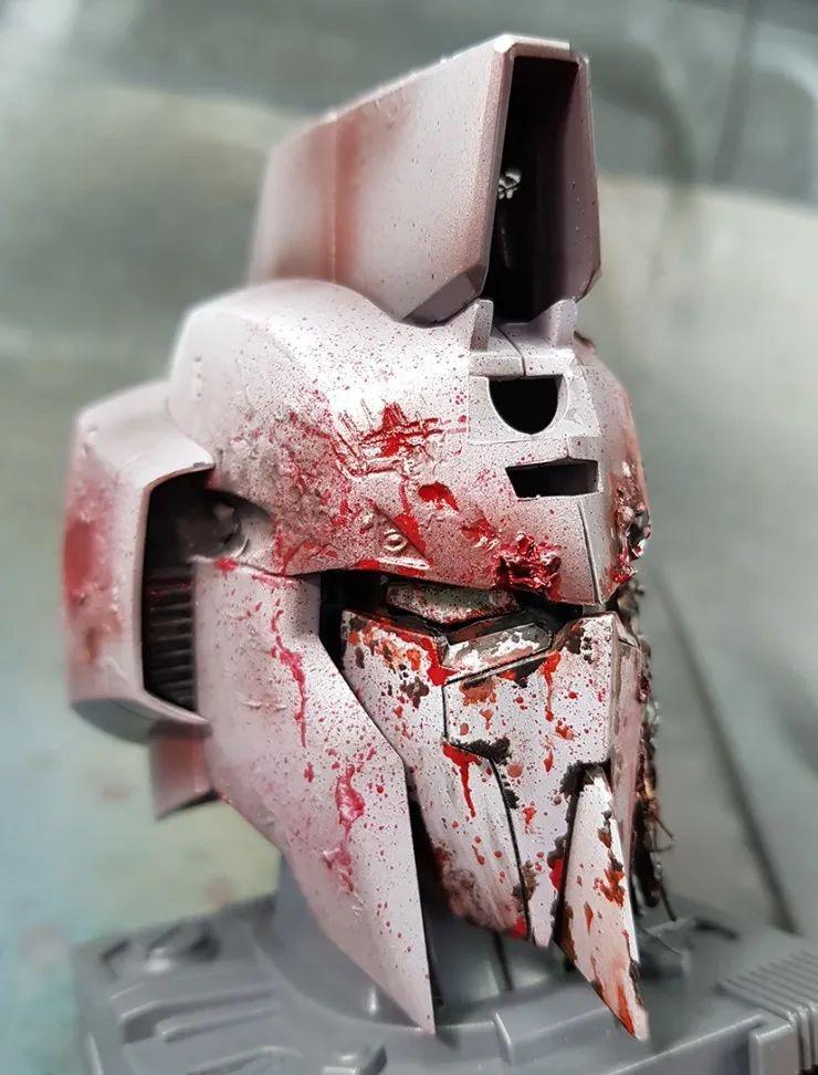 涂装作,他拿了一个1/35的z高达头来做改造,搞出了相当重口的战损效果