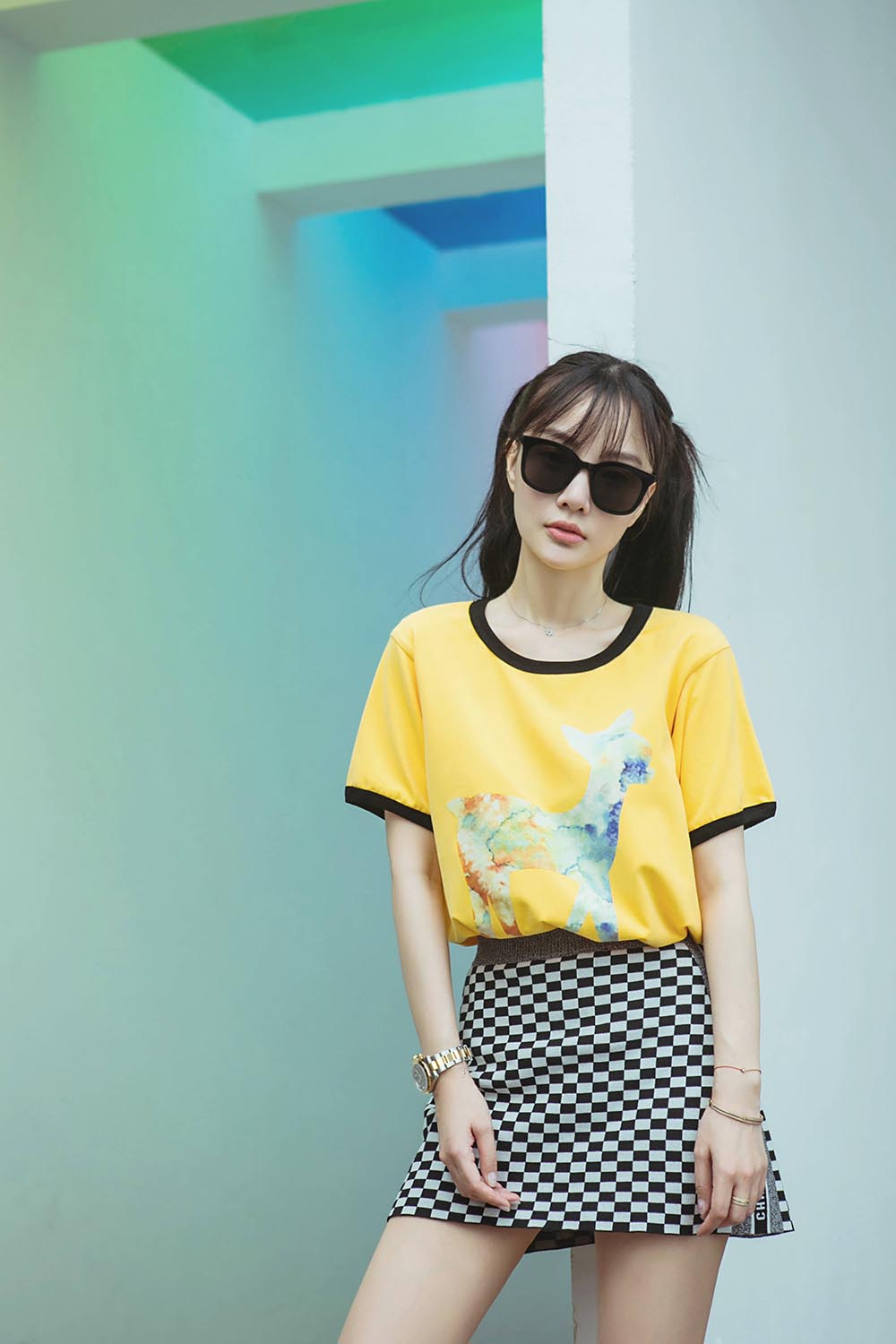 李小璐离婚之后更甜美淡黄t恤配格纹短裙38岁还是少女模样