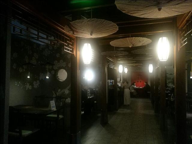 九眼照沙洲,消失逾百年.贵山富水人,结庐隐逸安.