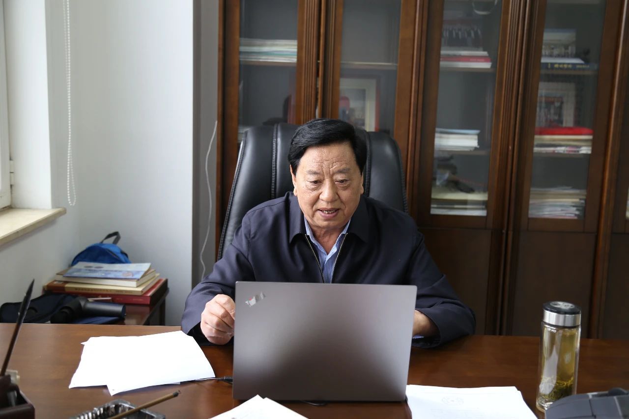 曹学成强调,对于广大老年朋友来说,防控疫情的最佳办法就是切断传染源