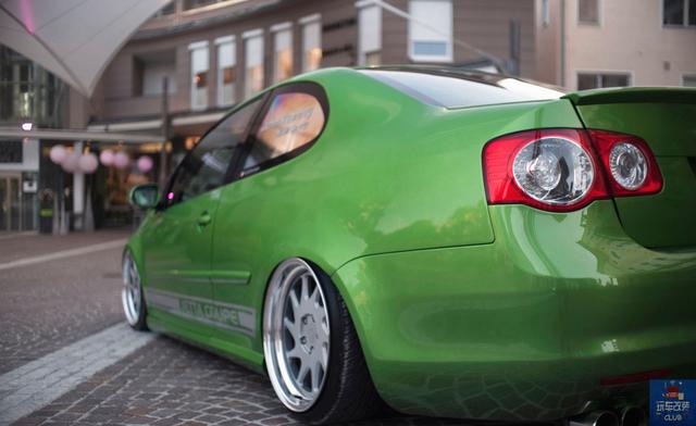 采用原谅绿车漆的大众速腾让人流连忘返的低趴姿态