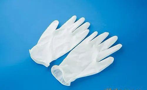 一次性手套02口罩是疫情期间必不可少的防护用品,学校又是人员密集