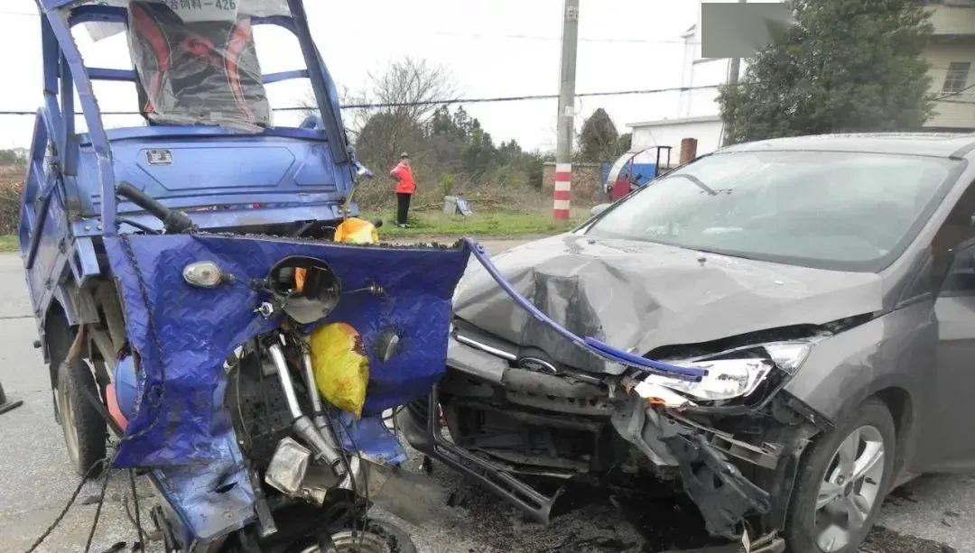 发生一起轿车与三轮摩托车迎面相撞的东乡区王震大道圩上桥镇艾家桥