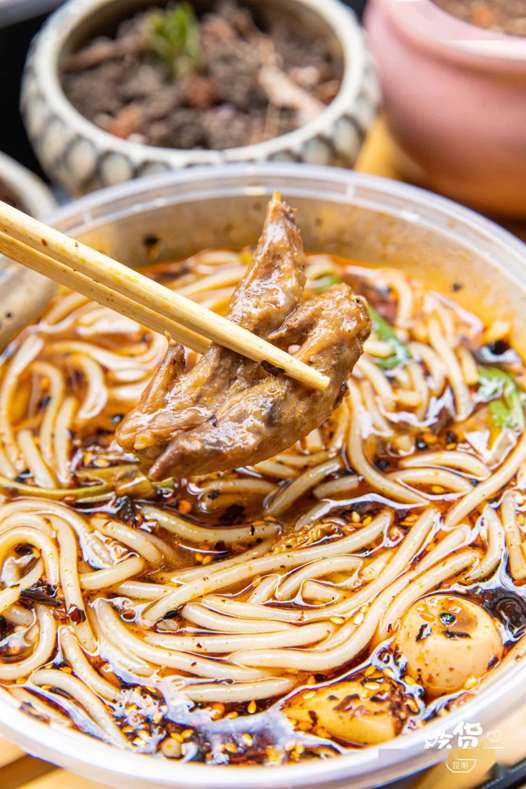 藏在小区里面的糊辣子鸡脚米线凭实力出圈