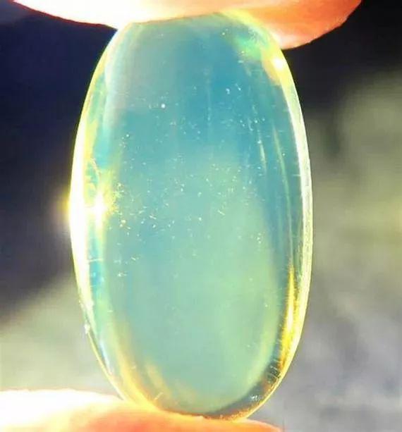 唯一能"变色"的琥珀,白天黄色,晚上蓝色!两副面孔给谁看?