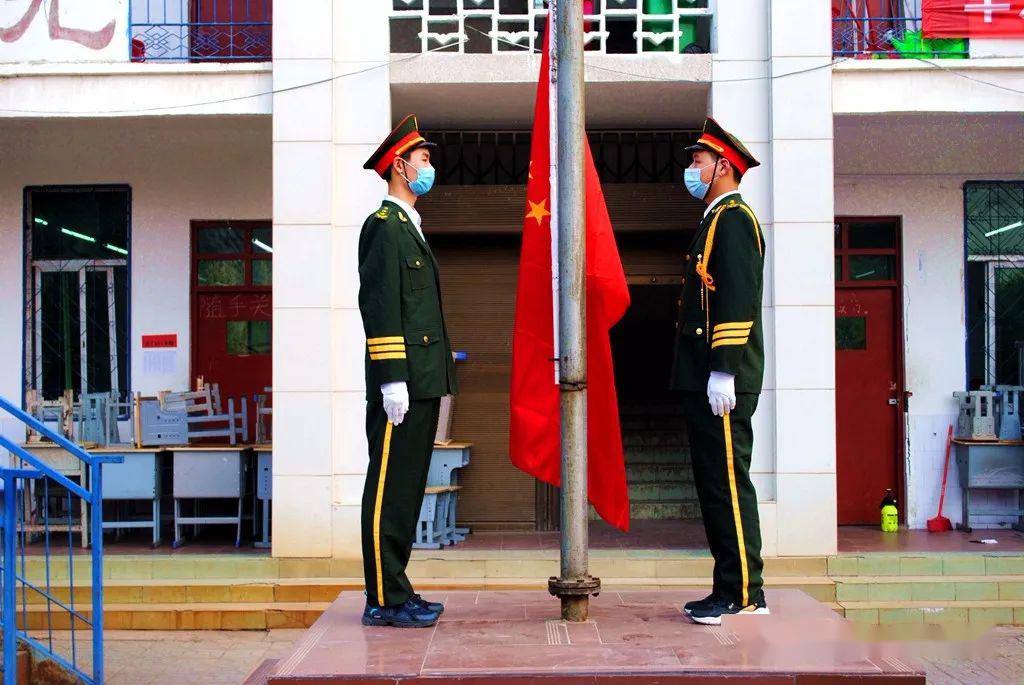 尉氏三中洧川校区举行复学后第一次升国旗仪式