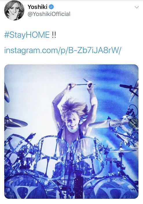 yoshiki在推特上发出了一张自己激烈打鼓的照片,并配上了文字"stay