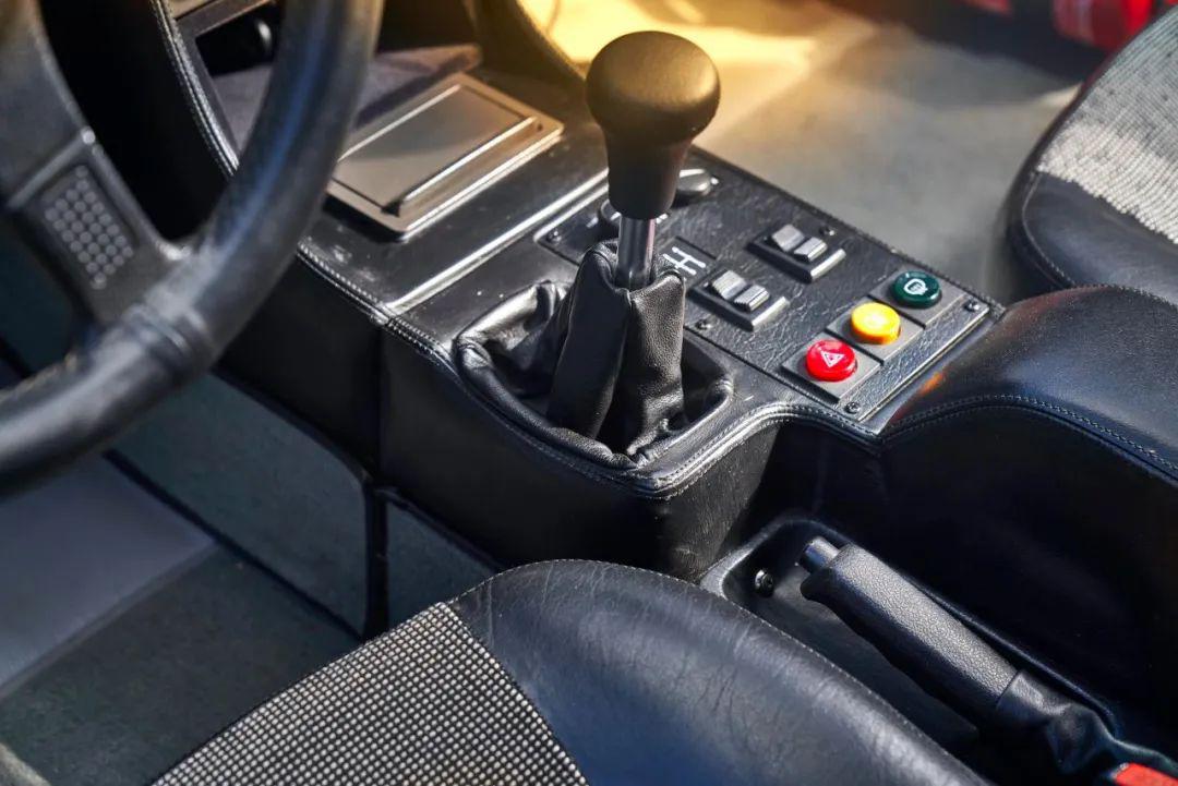 一组红色超跑美图宝马m1