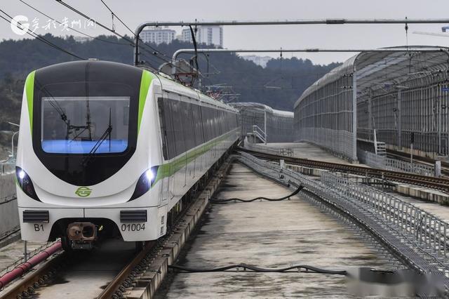 在东面,随着贵阳地铁2号线年内开通的计划实施,双龙航空港经济区发展