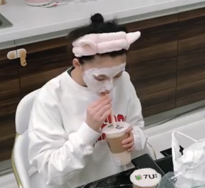 最近火了林允拿奶茶杯的姿势动作虽然很简单但却很少人做得到