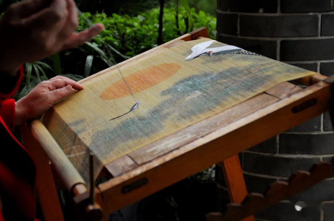 卢山村的竹丝画帘采用的本地丰富的慈竹和蚕丝为原料,荣获了"全国休闲