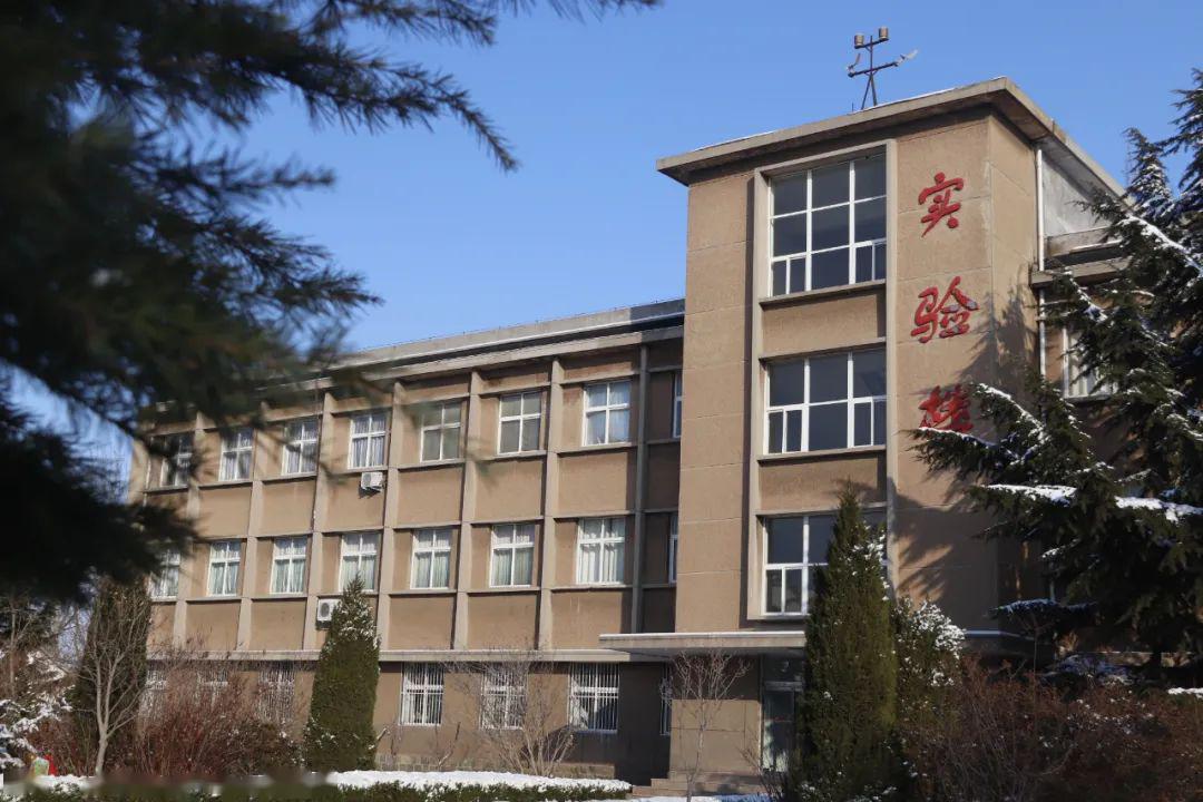 你好,我是南泉的操场夕阳西下仿佛又看见那个热血少