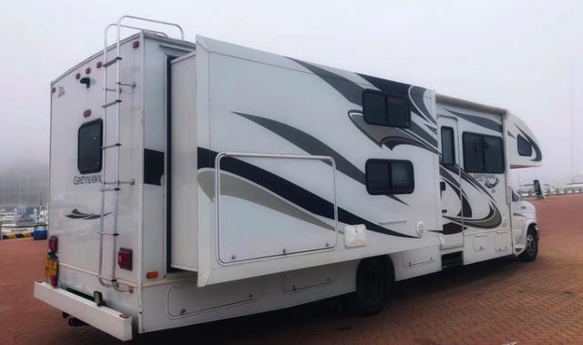 200多万的福特e级房车,三室一厅,车内四张床,驴友眼中的奢侈品