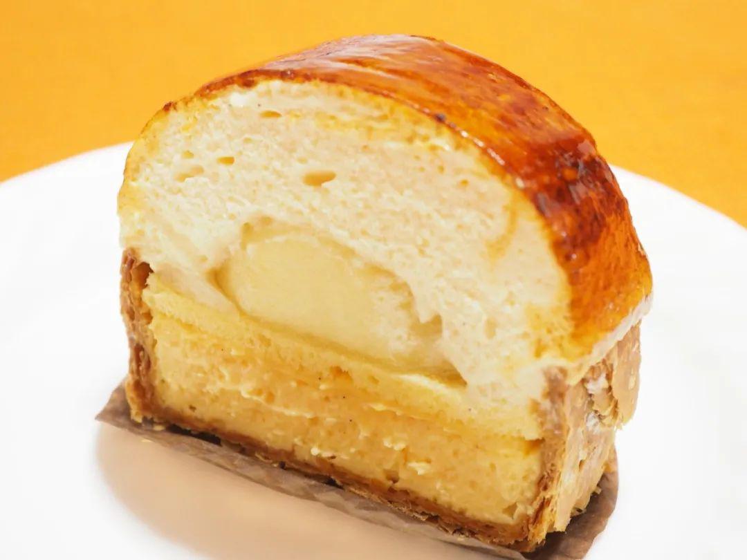 还有席布斯特酱:卡仕达酱在离火后混入泡软挤去水分的吉利丁片,在温热