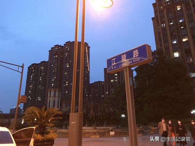 新都三河街道这块地迟到几年的商业终于要动工了,及探寻三河夜市