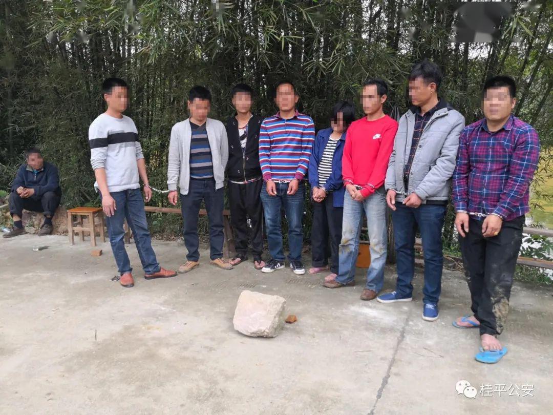 利用石头铜钱作赌具没错这帮玩丁乌儿赌博的人被桂平警方抓了