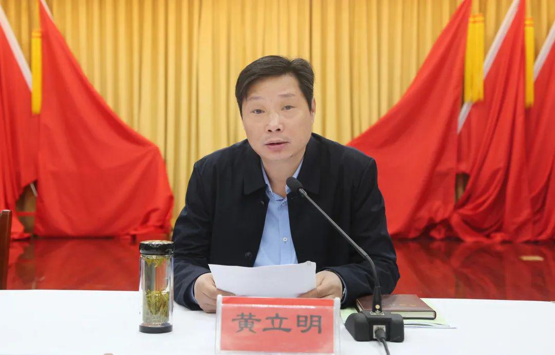 杨巷镇镇长黄立明主持会议副镇长王广军和吕洪军分别就农业农村工作作