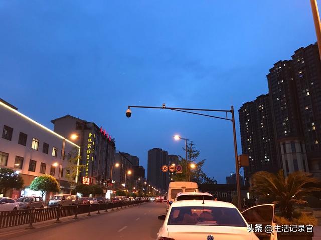 新都三河街道这块地迟到几年的商业终于要动工了,及探寻三河夜市