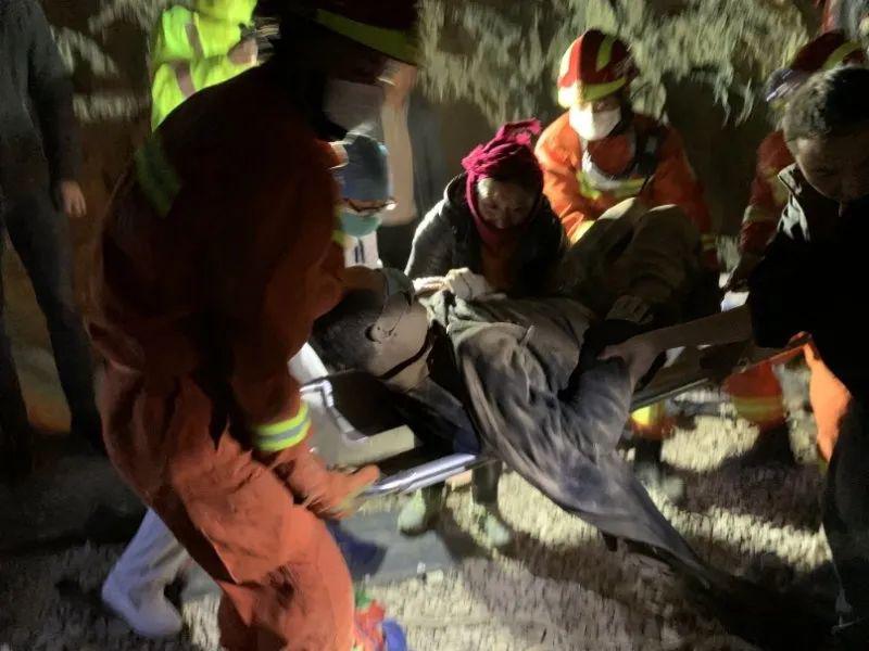 大理鹤庆剑鹤路深夜急救车祸被困人员