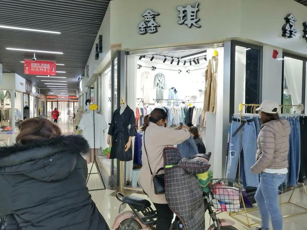 牡丹花盛开进货正当时新康庄服装城商户有序上货进货中