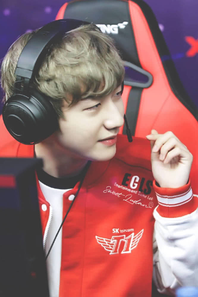 小花生真实诚,直言自己并不帅都是p的,衣服都是粉丝送的