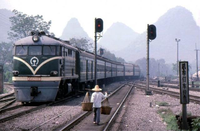 伟智哥记得90年代,他坐火车从桂林回湛江,火车上挤得满满的,有一位