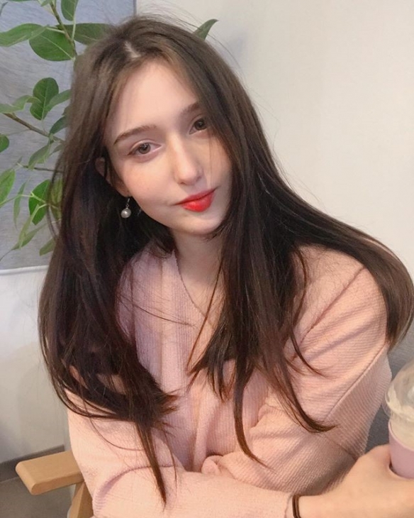 19岁土耳其网红少女因像赫本而走红!