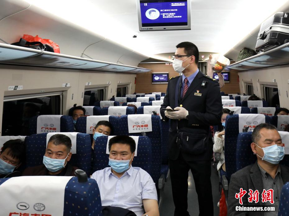 福州客運段擔當值乘任務的福州南開往武漢g1648次高鐵列車緩緩開出