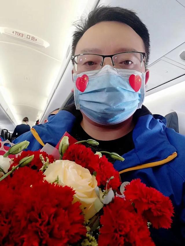 方浩杨燕在欢迎仪式上,同事,亲朋好友相继为英雄献上圣洁鲜花,与英雄