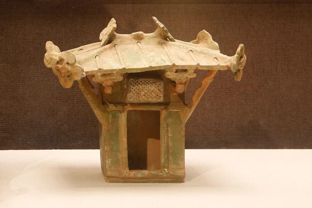 庑殿顶在汉代也已广泛使用,多出现在较大型的重要殿屋,楼阁,门屋,门楼