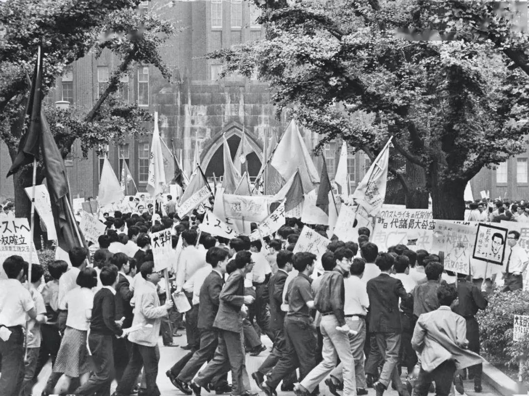 1968年学潮期间的东京大学校园[32 详见柄谷行人『畏怖する人間』