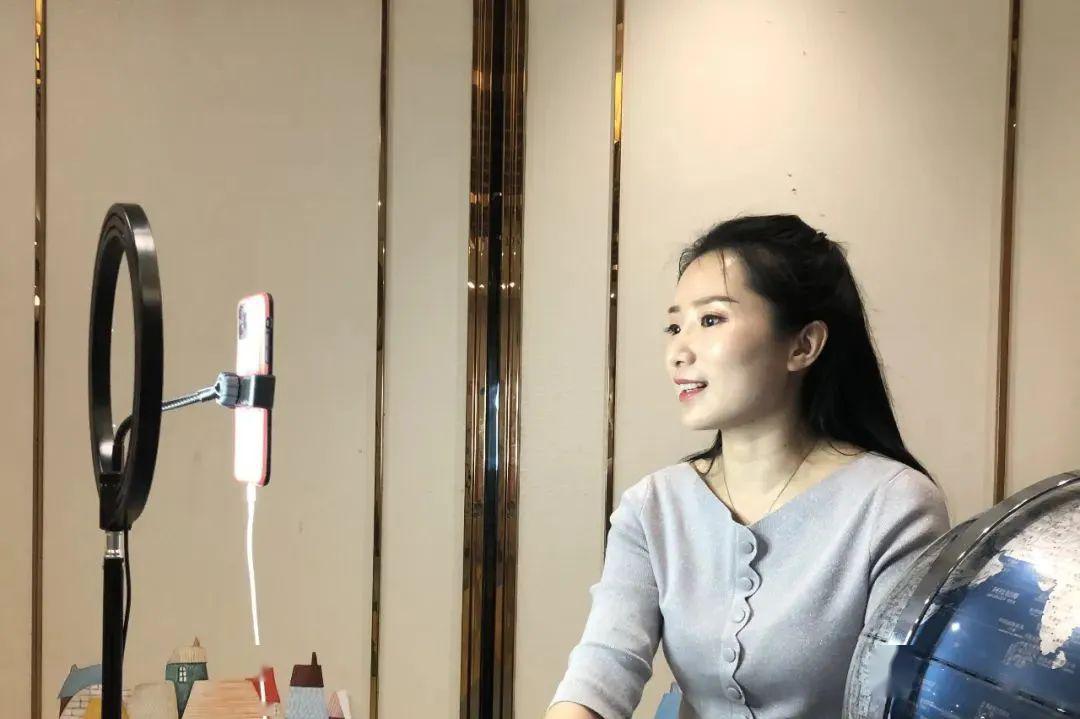 她的直播之路及感想今天,小微有幸邀请到了人气主播宋倩她就是宋倩