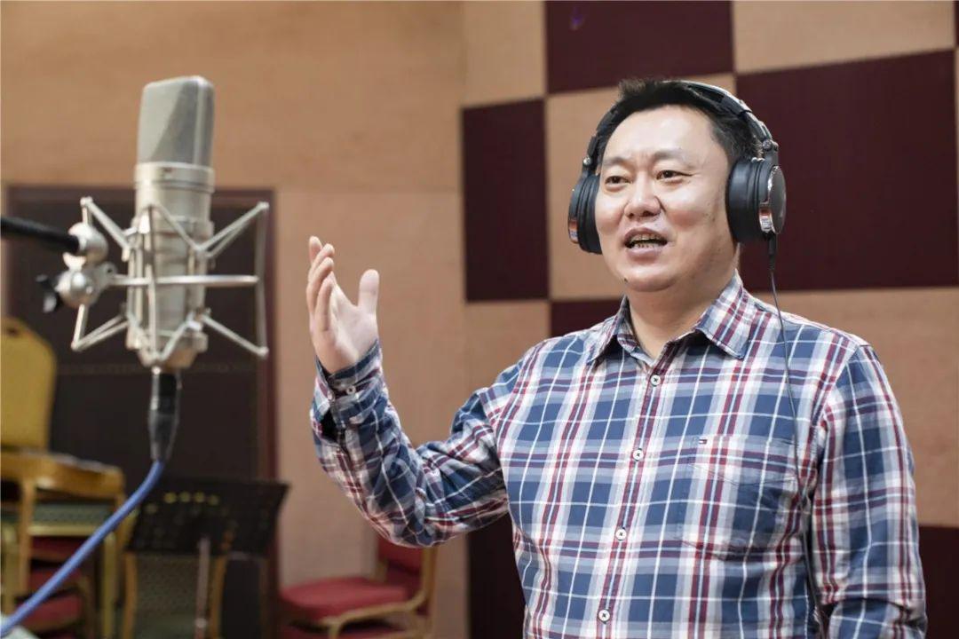 歌曲《最美逆行》由公共艺术教育中心教师乔振军作词,徐唱作曲.