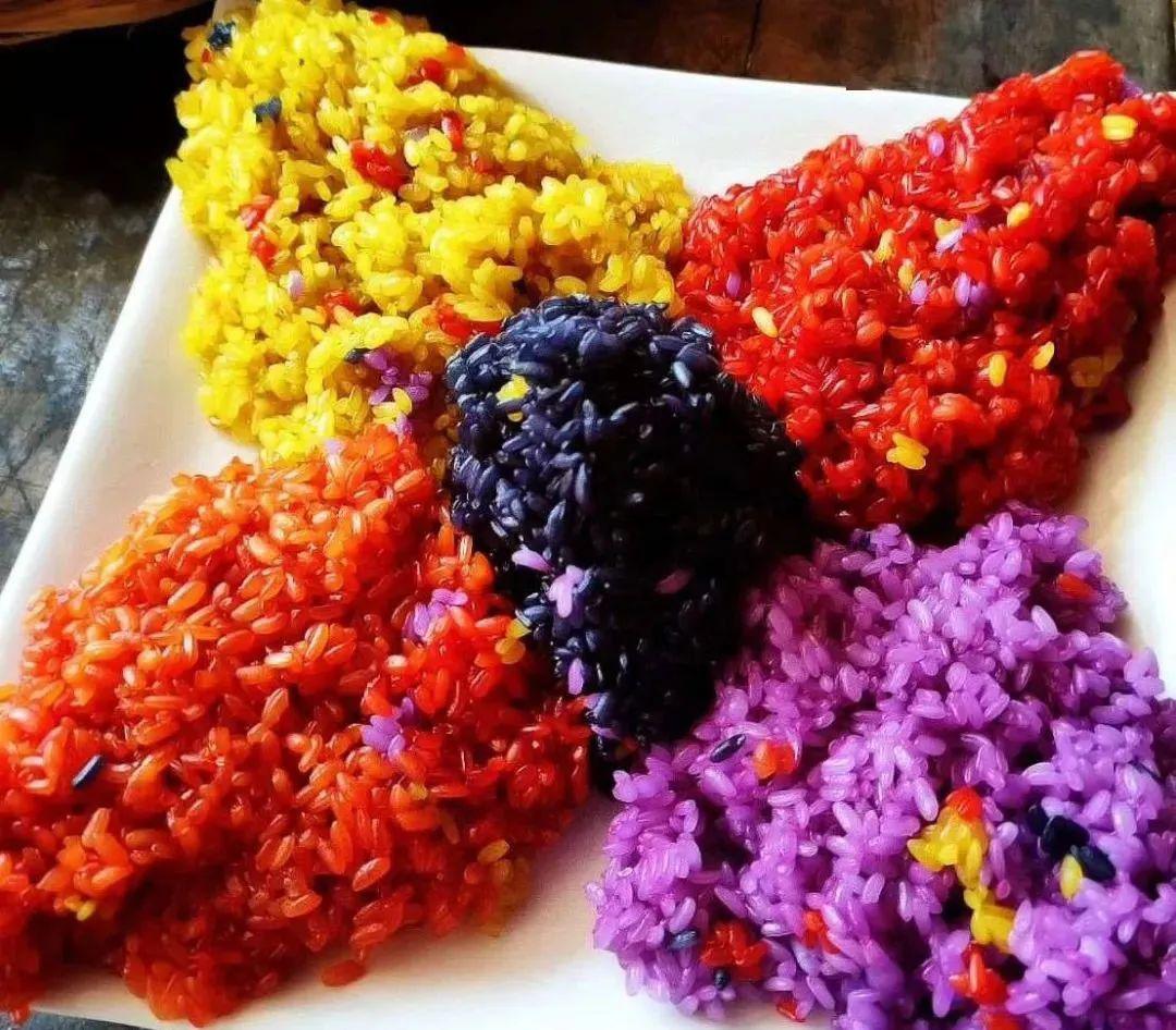 这喜人的,五彩斑斓的米饭制作已经流传数百年,颜料来自大自然:红