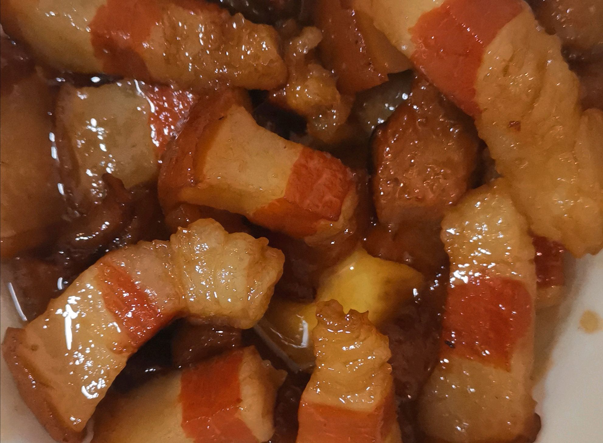 博根乌金猪红烧肉乌金猪肉质优良,层次分明,皮厚肉糯,香滑爽口,风味