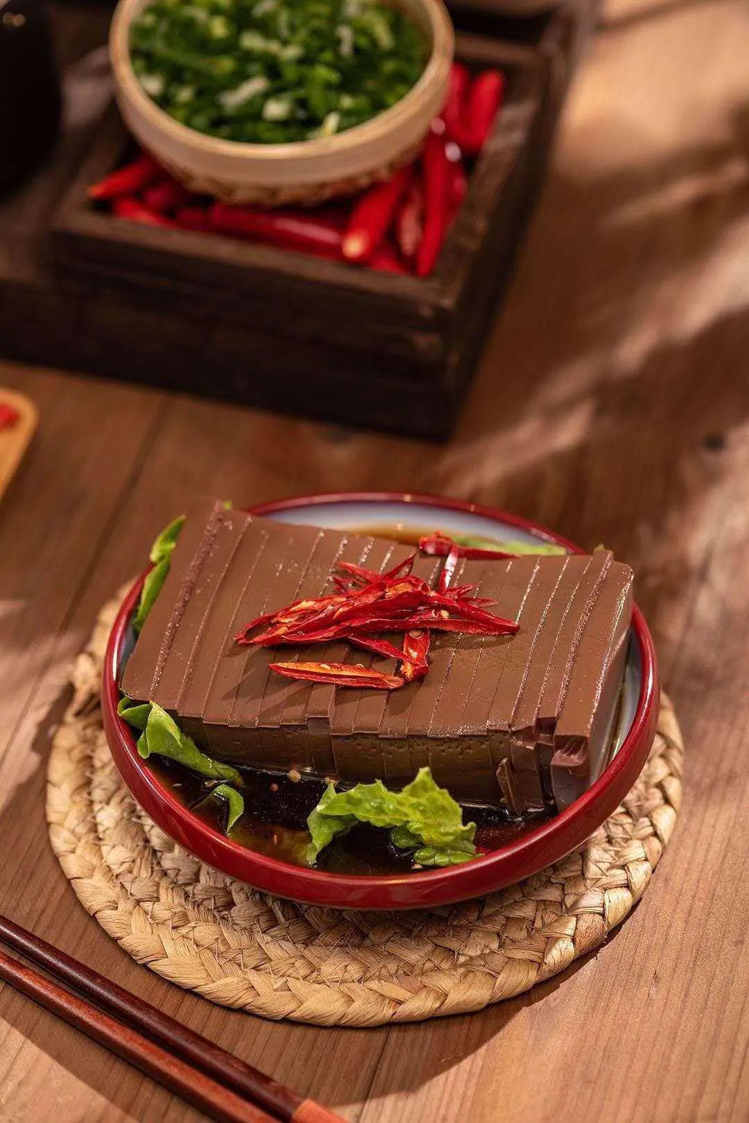 整整一盘鸭血, 吸走肠道灰尘全靠它了 ,口感也是 滑滑嫩嫩 ,舌尖只需