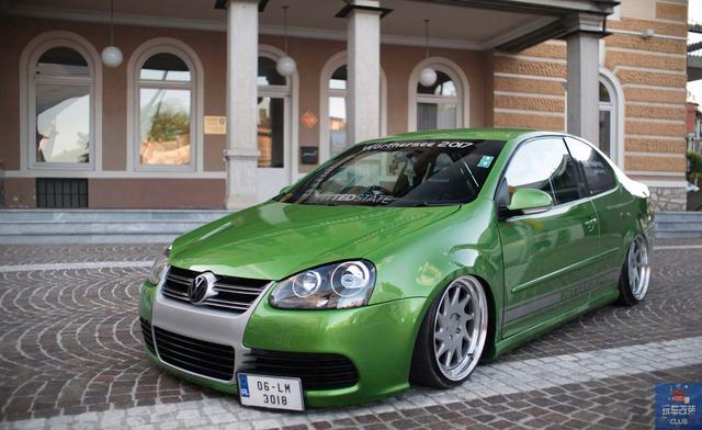 采用原谅绿车漆的大众速腾让人流连忘返的低趴姿态