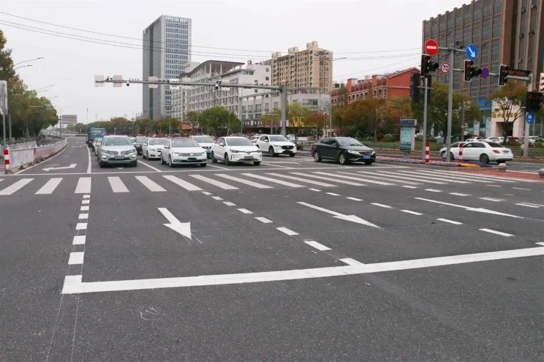 直行也能往前挪一挪了嘉兴市区首设直行待行区