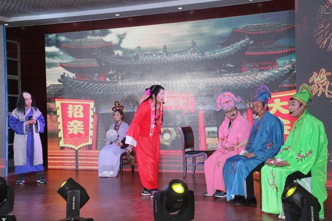 说起她,大家都认识,不就是集团年会上小品《比武招亲》中的大小姐吗?