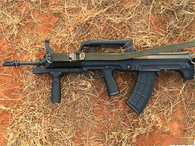 该枪属于95式枪族的最新型,是中国人民解放军的制式步枪之一,发射国产