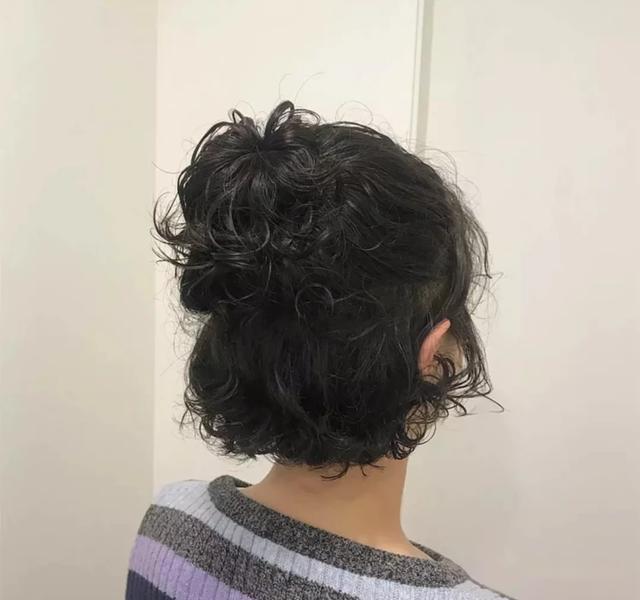 细软少发质的女性,发型这样烫,时尚洋气有气质