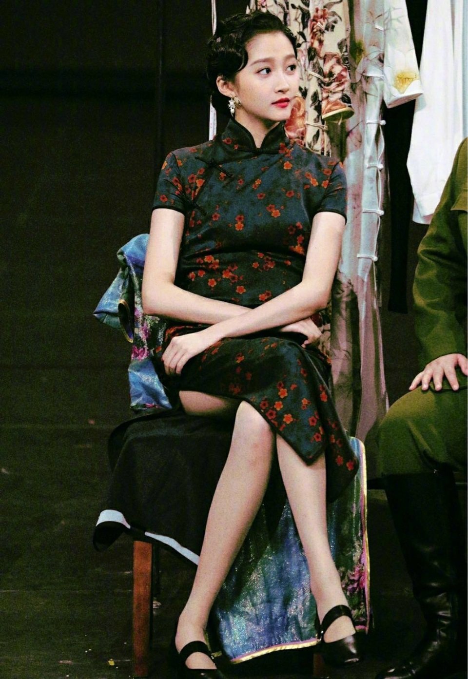 原创关晓彤杨颖同穿旗袍比美关晓彤后来者居上一双大长腿彻底赢了