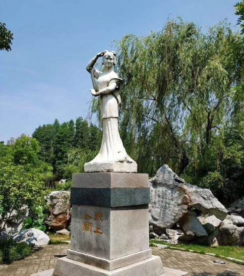 严凤英:1亿人心中的七仙女,却被批为美女蛇,自杀后被开膛破肚