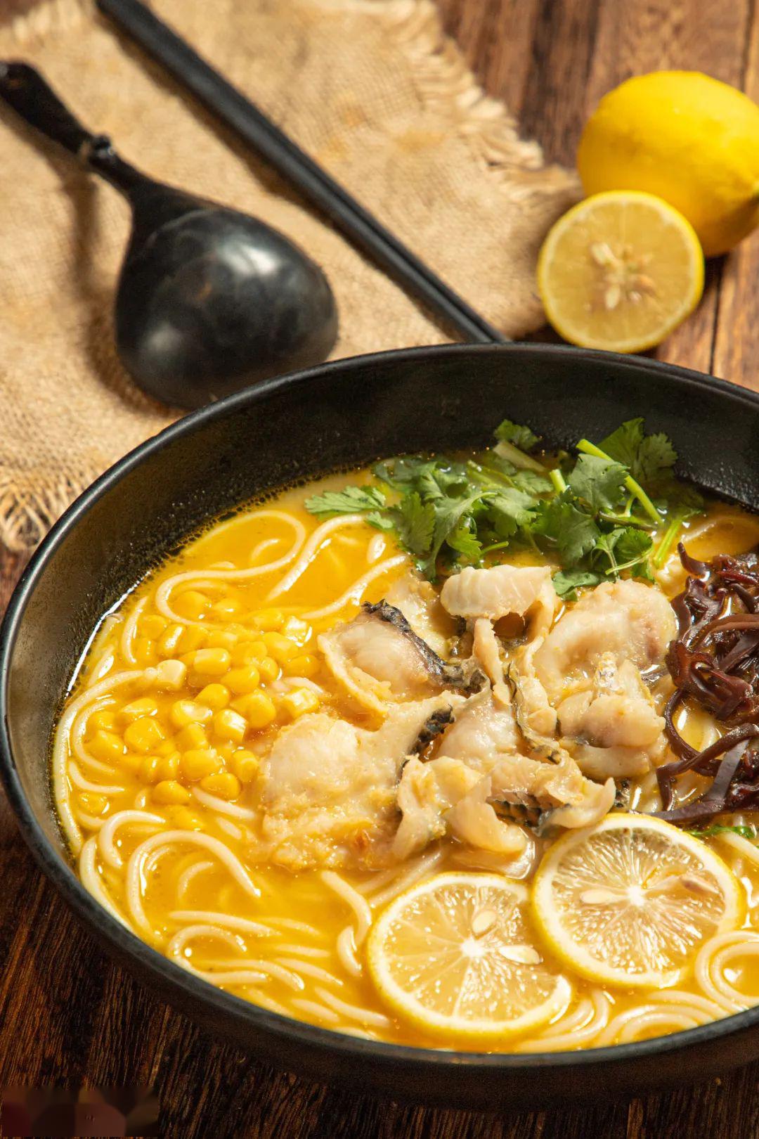 75 ②酸汤柠檬鱼米线75砂锅能够保持高温,汤底离开火也能煮熟配菜