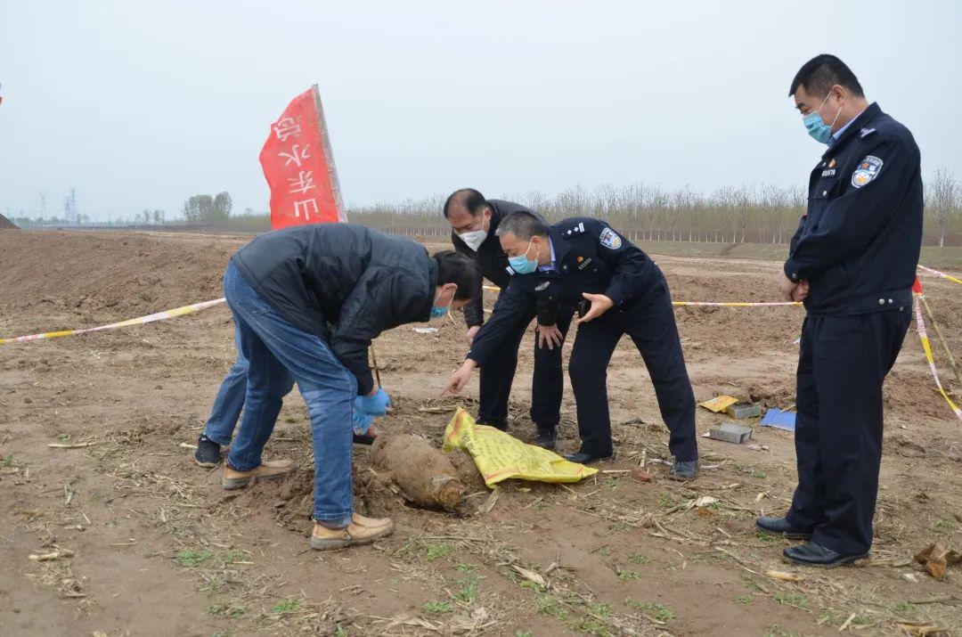 虽然外表破旧,但是炸药还在,一旦处置不善,爆炸起来威力大,后果相当