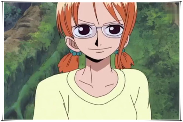 可能是为了凸显她的存在感,娜美时不时就会佩戴眼镜出镜.