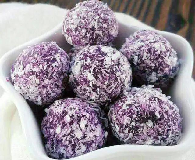 只需要紫薯,牛奶和椰蓉三种食材,完全不用担心长胖,做法还超级简单