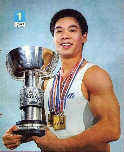 原创57岁体操王子李宁近照满头白发谢顶身家百亿老婆漂亮有气质