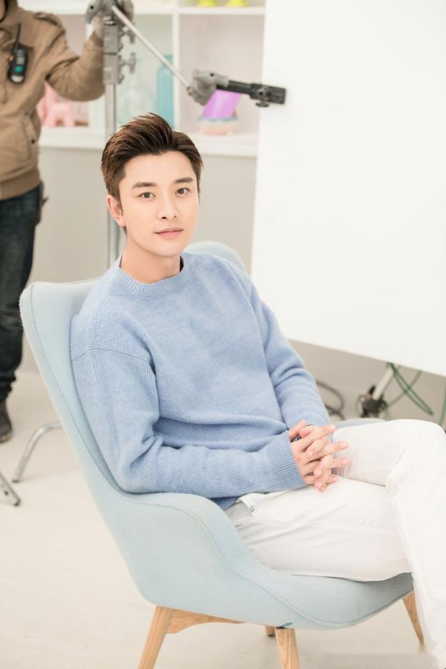 惬意十足贾乃亮剪栗子头造型超清爽网友胡子也该刮刮了